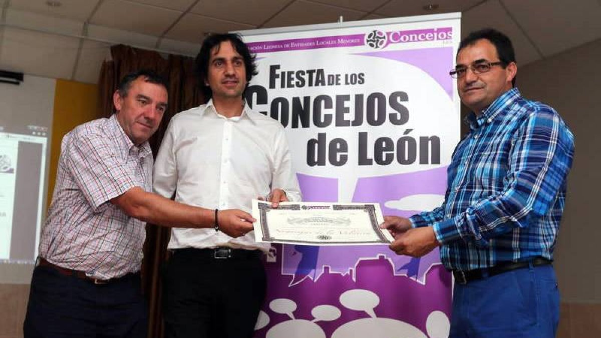 Los representantes de Nogarejas de la Valdería recogieron el reconocimiento de manos de Vuelta