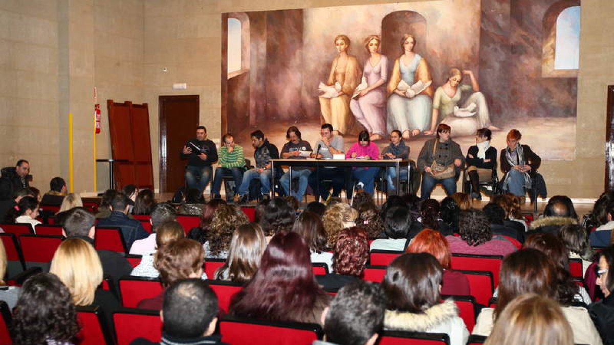 Asamblea de los trabajadores de Elmar, ayer, en la Casa de Cultura de Pinilla.