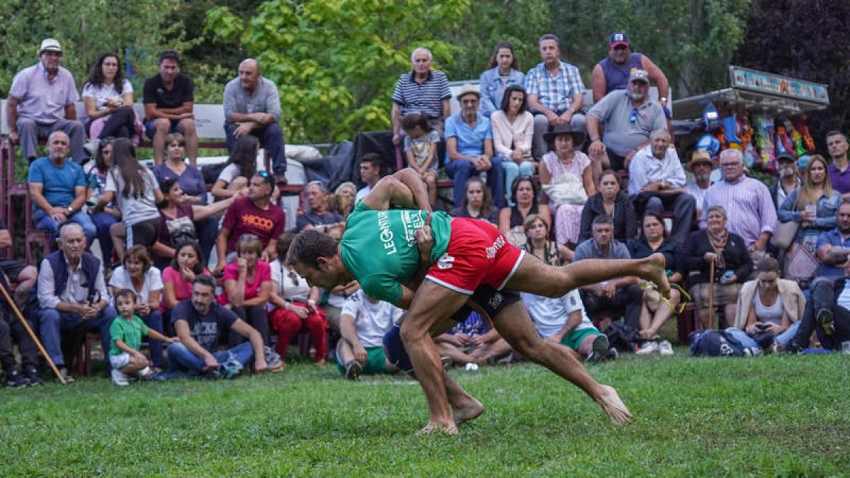 Carlos Fernández y José Luis García en su combate de la categoría de medios en el corro de Las Manzanedas en Manzaneda de Torío. MIGUEL F.B.