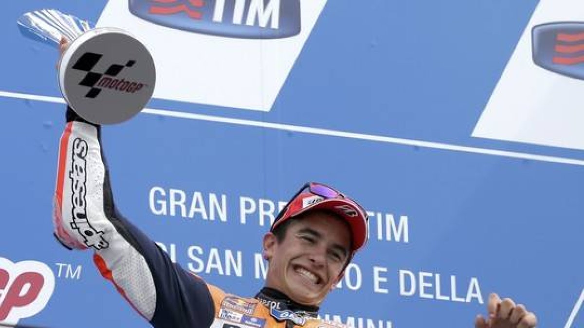 Marc Márquez celebra la victoria en el GP de San Marino.