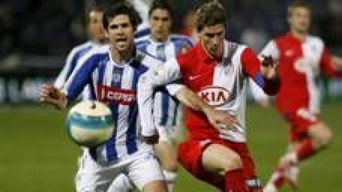 Torres pelea por un balón con el jugador del Recreativo César Arzo