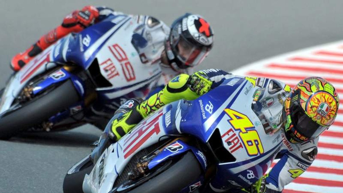 Valentino Rossi y Jorge Lorenzo volverán a compartir box en Yamaha la próxima temporada.