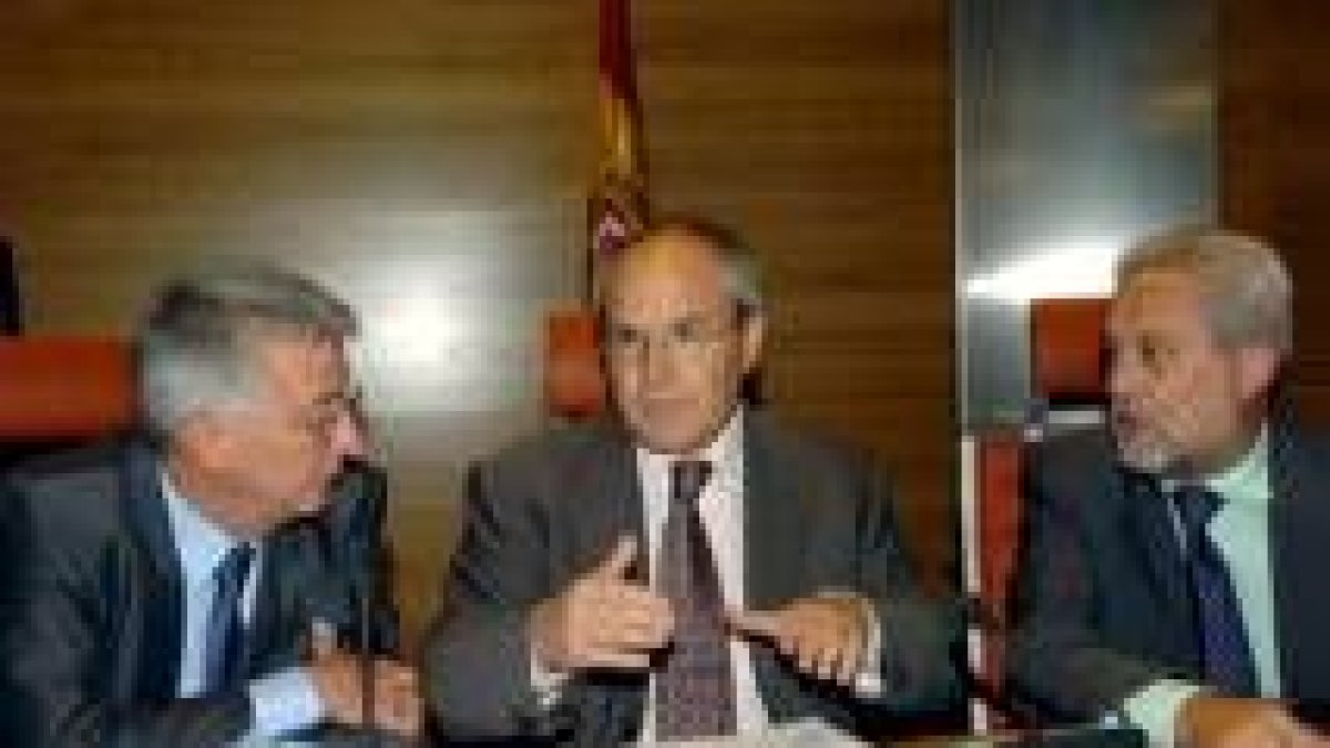 El ministro José Montilla -en el centro- antes de su comparecencia ayer en el Senado