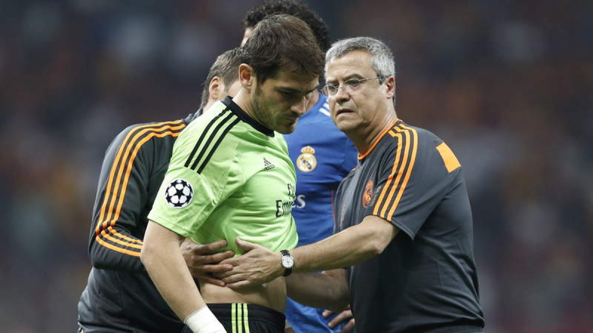 Casillas se retira lesionado en el partido ante el Galatasaray.