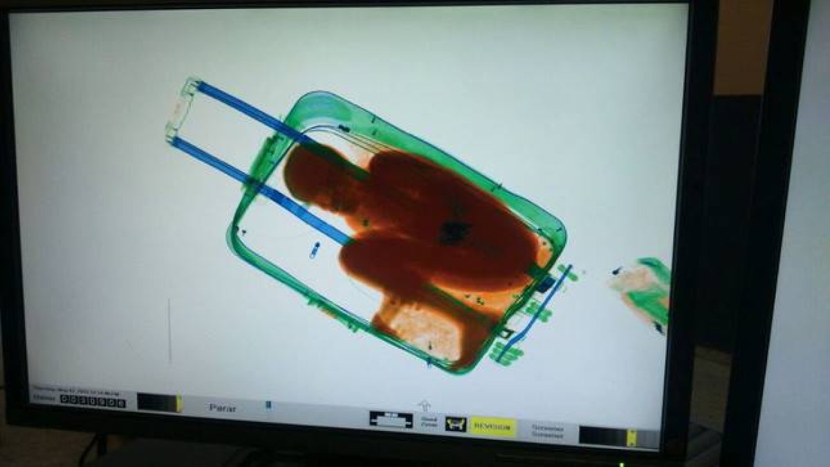 El escáner de la aduana reveló la silueta del menor dentro de la maleta.