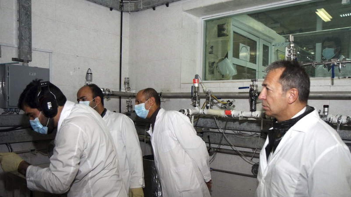Un equipo de la OEAI examina el proceso de enriquecimiento de uranio en Irán.