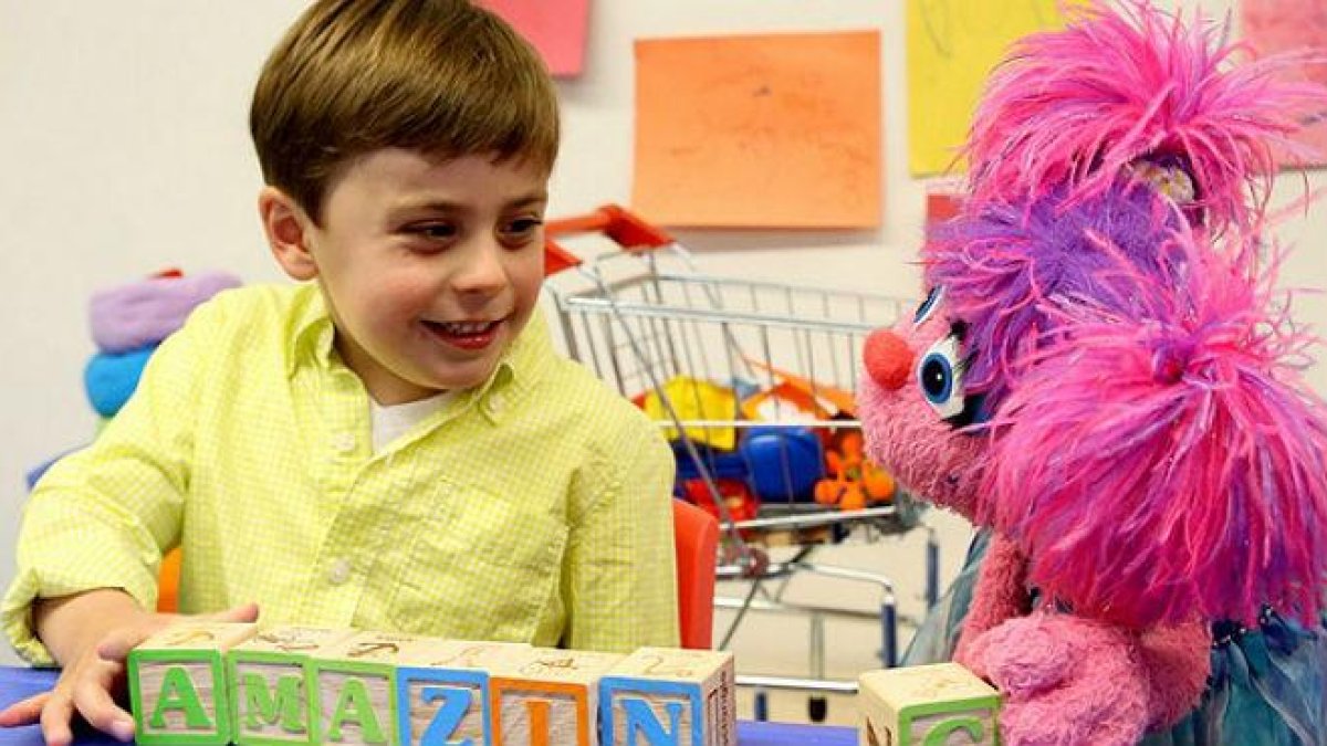 Barrio Sésamo pone en marcha un proyecto para concienciar sobre los niños con autismo, que incluye un nuevo 'muppet' llamado Julia.