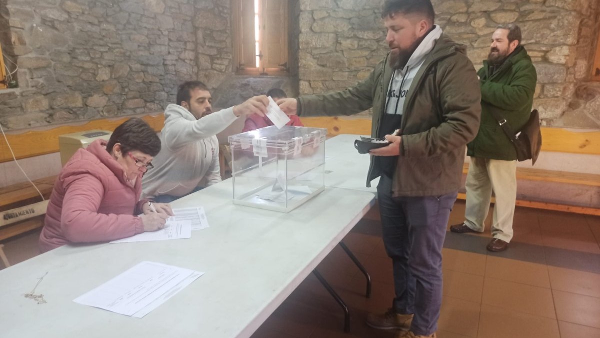Un ganadero vota en Villablino. VANESSA ARAUJO.