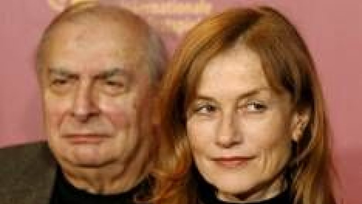 La actriz Isabelle Huppert posa junto al director Claude Chabrol