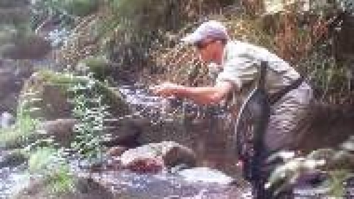 Pablo Castro Pinos en plena competición en un río de montaña