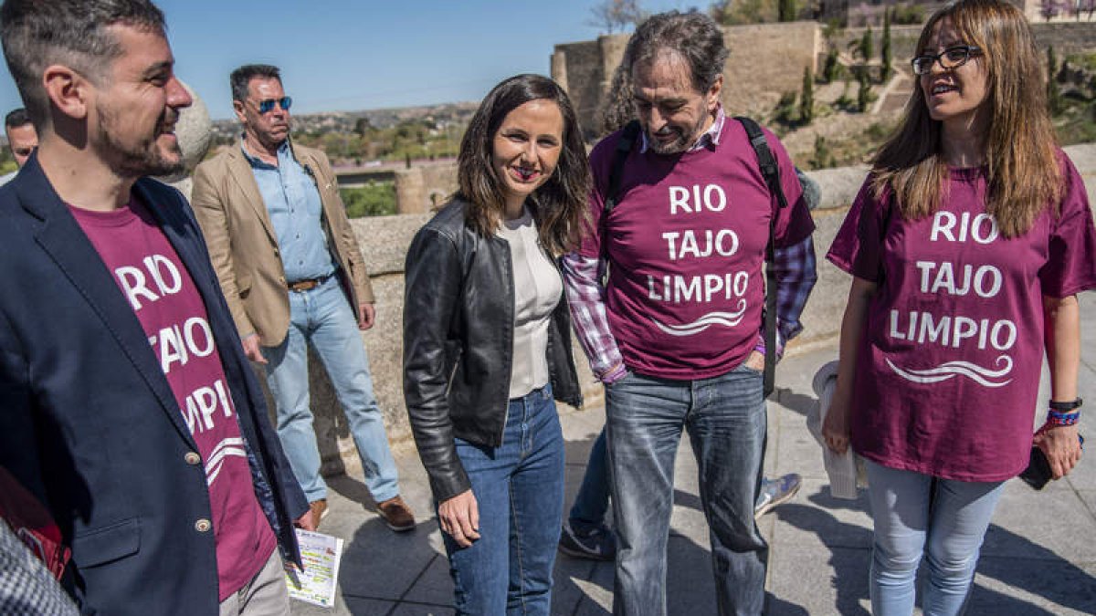Belarra en una visita a la senda del Tajo junto al candidato de Podemos a Castilla-La Mancha. ISMAEL HERRERO