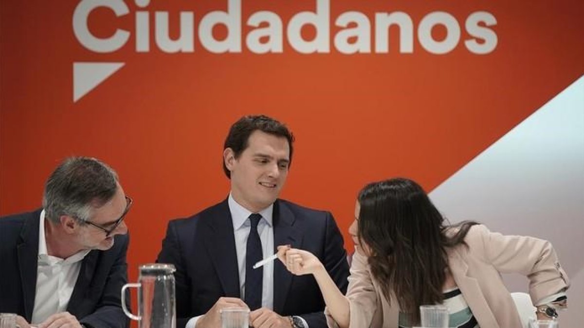 Albert Rivera, entre José Manuel Villegas e Inés Arrimadas, en una reunión de la ejecutiva.