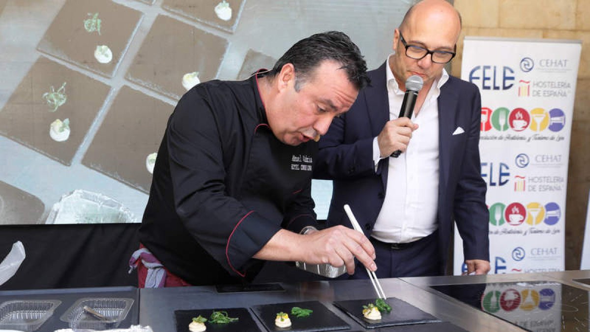 Manuel Valencia, del Hotel Conde Luna, emplata su creación culinaria con la que participó en el concurso que lleva por primera vez a la trucha a las tapas. RAMIRO