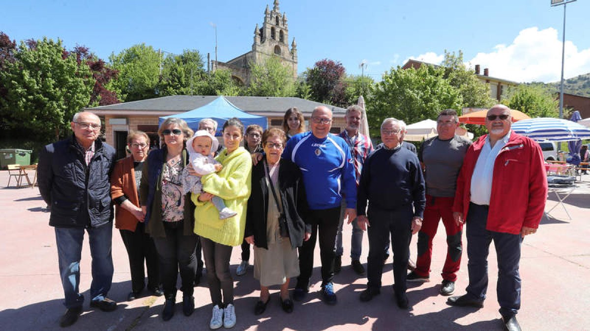 Vecinos de Los Barrios, ayer en la plaza de Villar, con Josefa Olano en el centro, homenajeada por su edad en la fiesta del vecino.