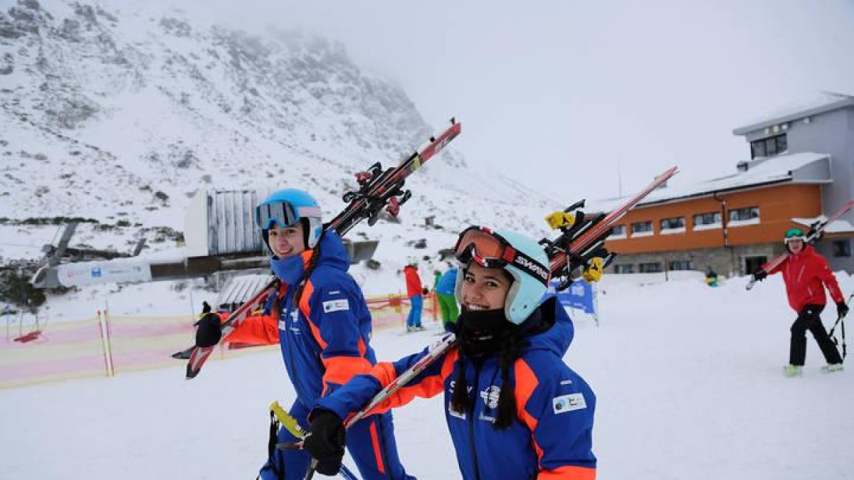 Dos esquiadoras en la estación de San Isidro