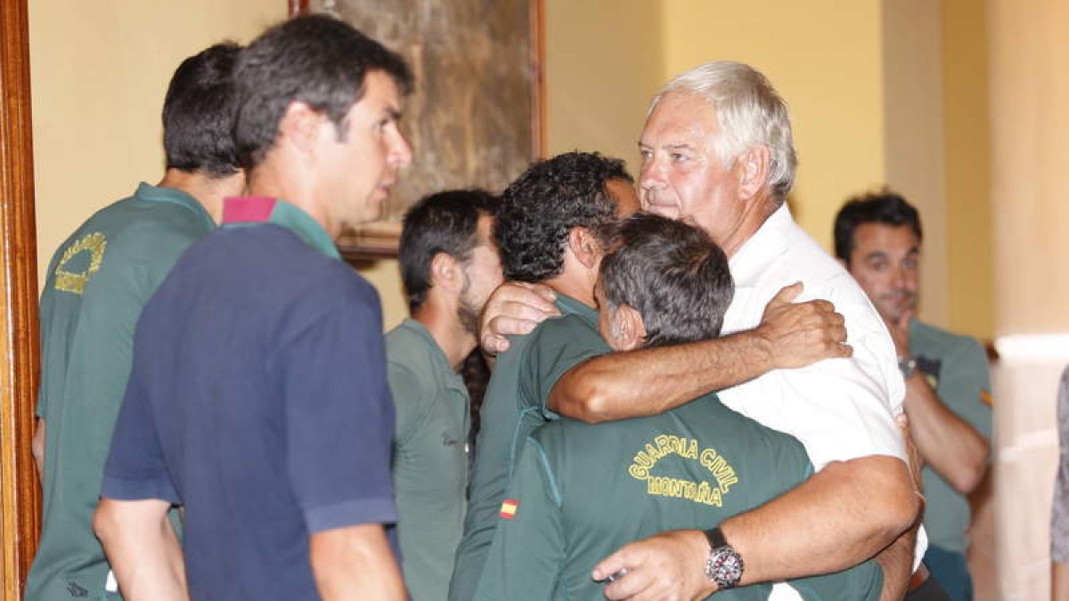 Antiguos y actuales miembros de la Guardia Civil se funden en un abrazo en el reencuentro en la Comandancia de la Guardia Civil.