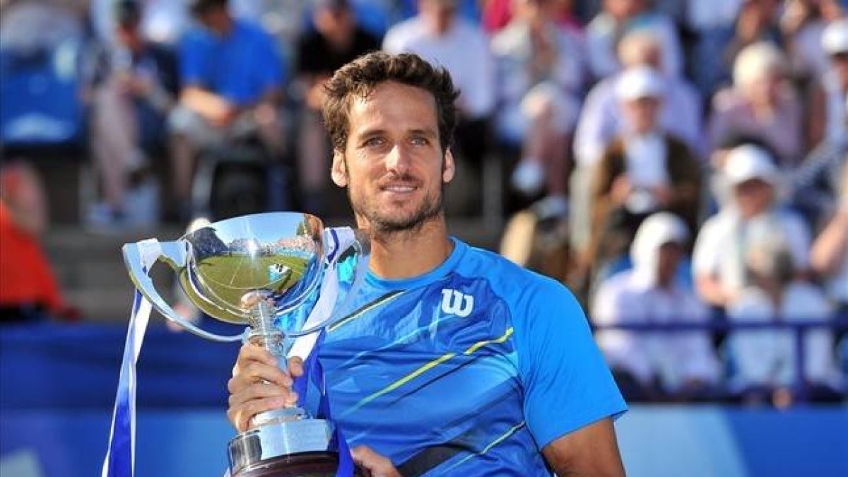 Feliciano López posa con el trofeo de ganador tras derrotar en la final de Eastbourne a Richard Gasquet.