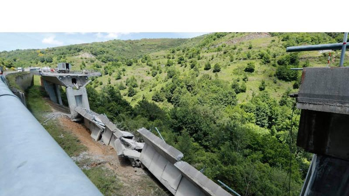 Vista del tablero de hormigón que se vino abajo ayer, a primera hora, sin causar heridos en el viaducto del Castro, en el municipio de Vega de Valcarce. L. DE LA MATA