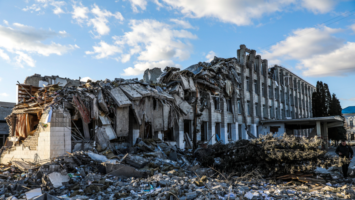 El edificio principal que fue destruido por una bomba cerca de la escuela número 25 en Zhytomyr, Ucrania. EFE / EPA / MIGUEL A. LOPES
