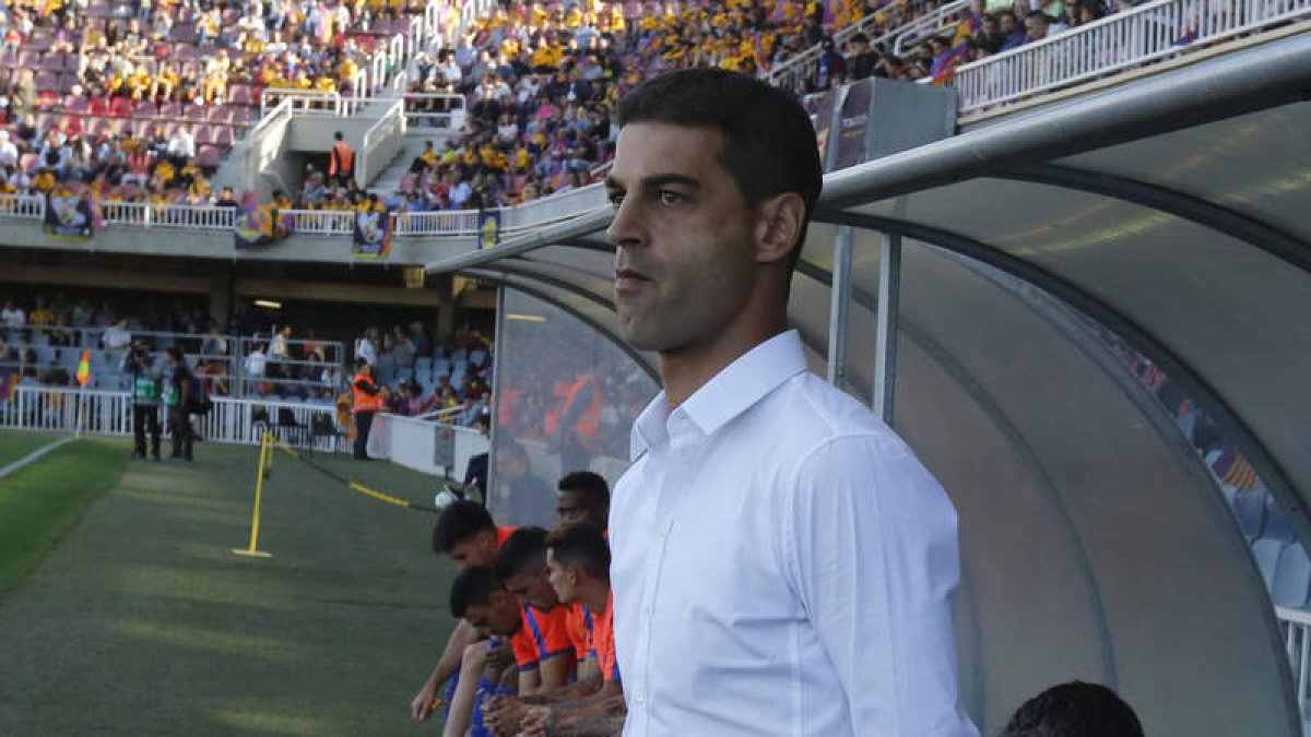 El entrenador del Barcelona B, Gerard López, sigue las evoluciones de su equipo desde el área técnica del Miniestadi. MARCIANO PÉREZ