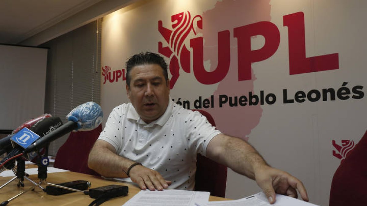 Rueda de prensa de Luis Mariano Santos en la sede de la UPL. F. OTERO PERANDONES