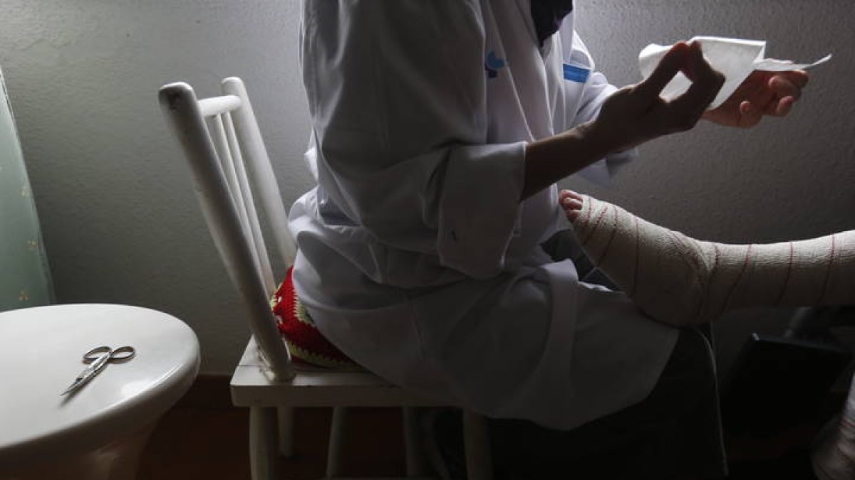 Una enfermera atiende a un paciente en un enfermo de El Bierzo. JESÚS F. SALVADORES