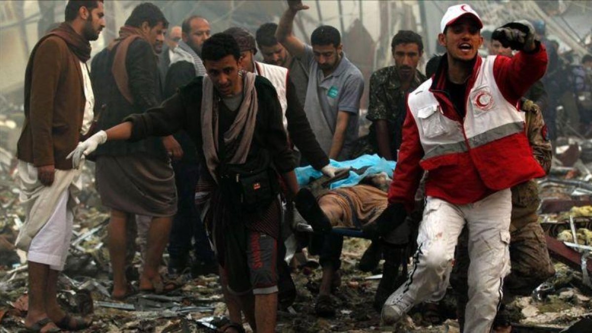 Equipos de rescate se llevan en camilla a una de las víctimas del bombardeo.
