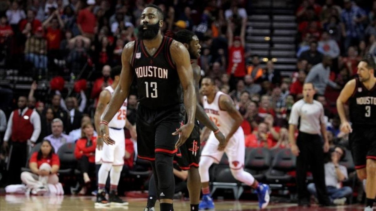 Harden celebra uno de sus triples en el partido ante los Knicks.