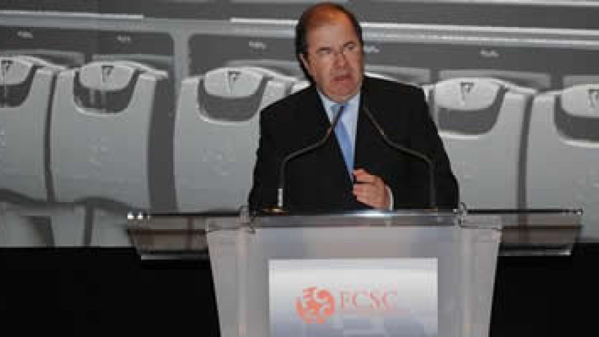 Juan Vicente Herrera, con la imagen del supercomputador detrás, y la caléndula que da nombre al equi