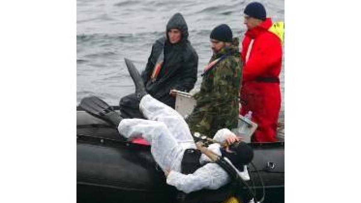 Un grupo de buceadores de la Armada inició ayer la limpieza del fondo marino de las Islas Atlánticas
