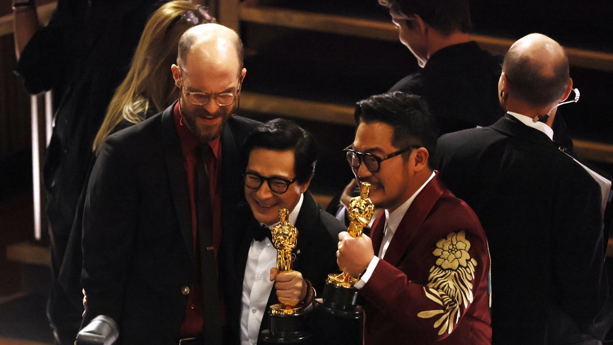 Daniel Scheinert, Ke Huy Quan y Daniel Kwan después de recibir el Oscar a la mejor dirección. EFE/EPA/ETIENNE LAURENT