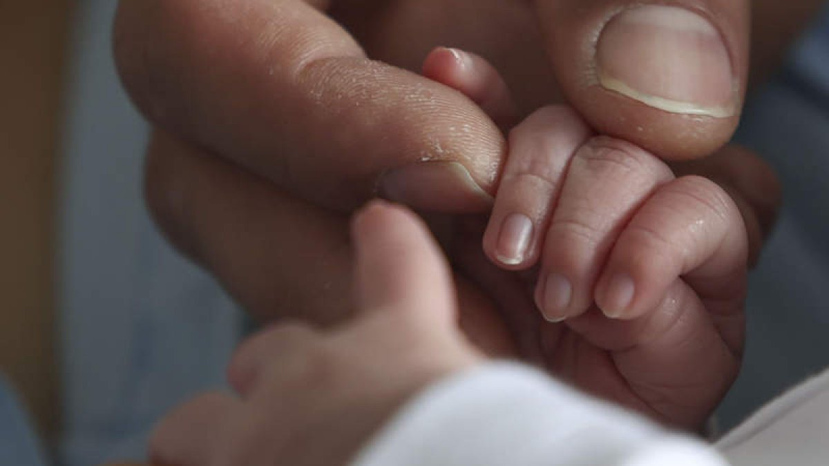 Imagen de unas manos de un recién nacido. KIKO HUESCA