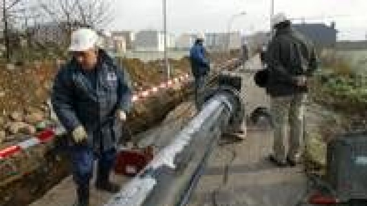 Trabajadores de Ferroser en las obras de la nueva conducción de aguas de Ponferrada