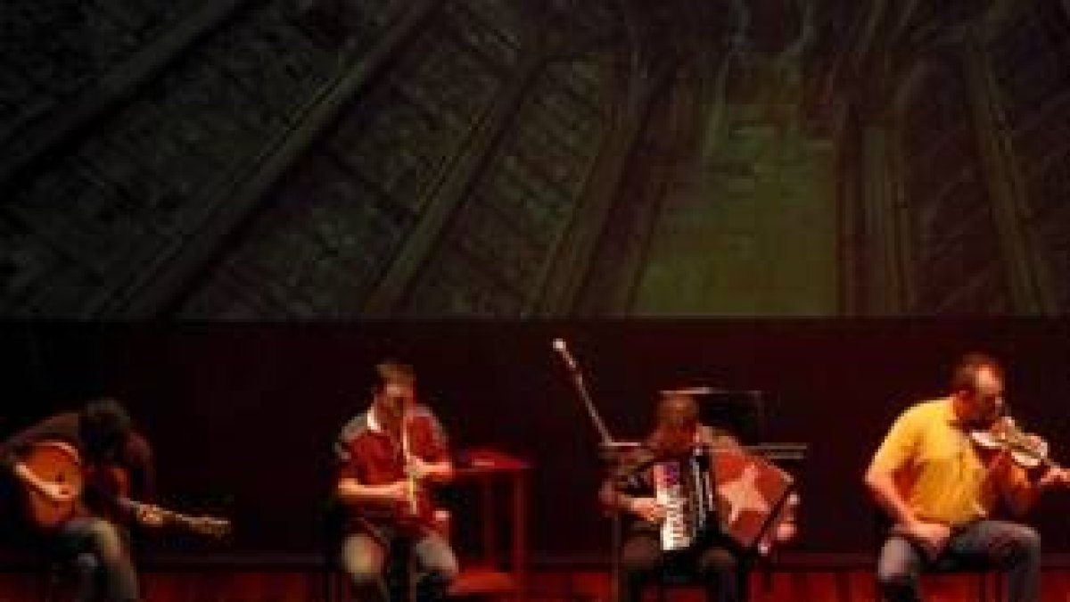 Imagen del grupo de folk leonés Pandetrave en un concierto