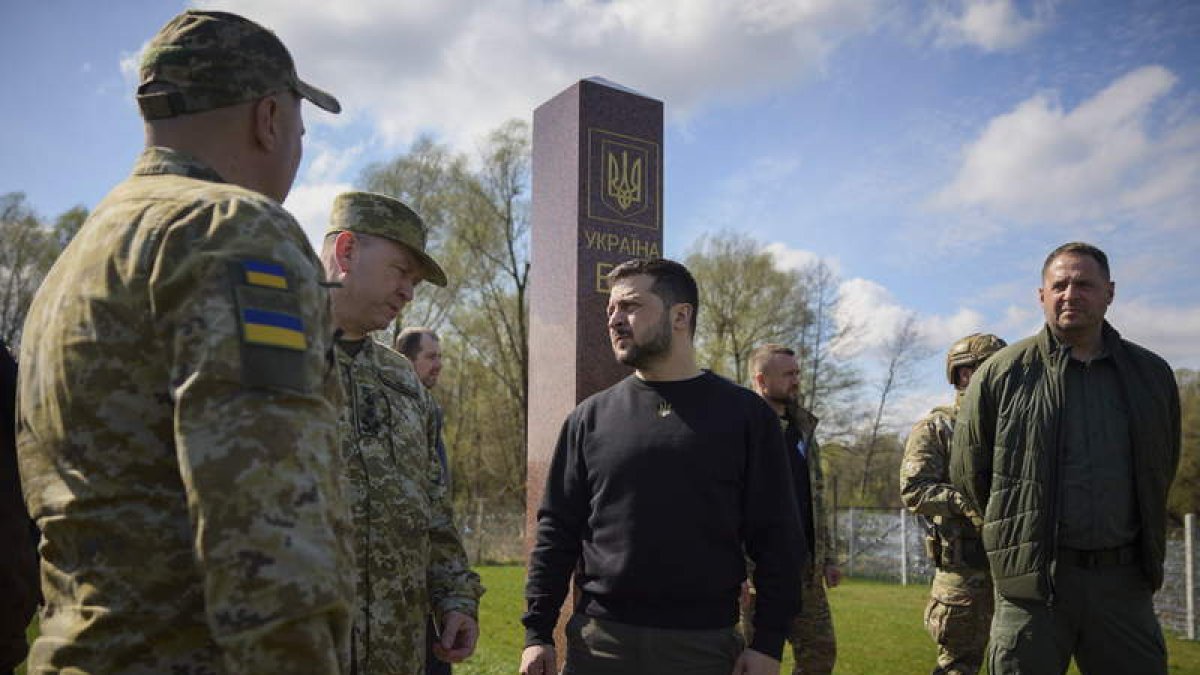 Zelensky con militares ucranianos durante una visita a la región de Volyn. PRESIDENTIAL PRESS SERVICE