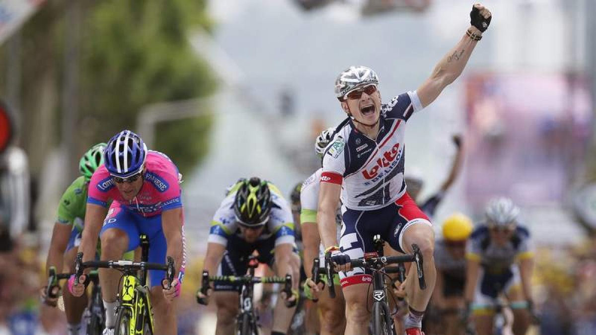 Greipel celebra su victoria al esprint en la meta de la cuarta etapa del Tour.