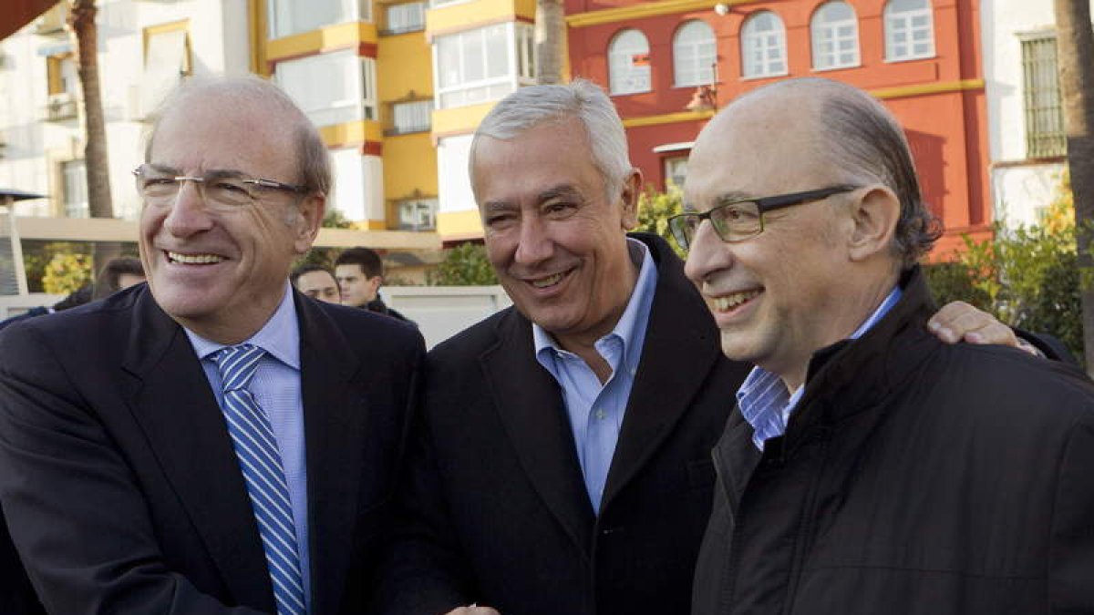 El alcalde de Huelva, Pedro Rodríguez; Arenas y el ministro de Hacienda, Cristóbal Montoro.