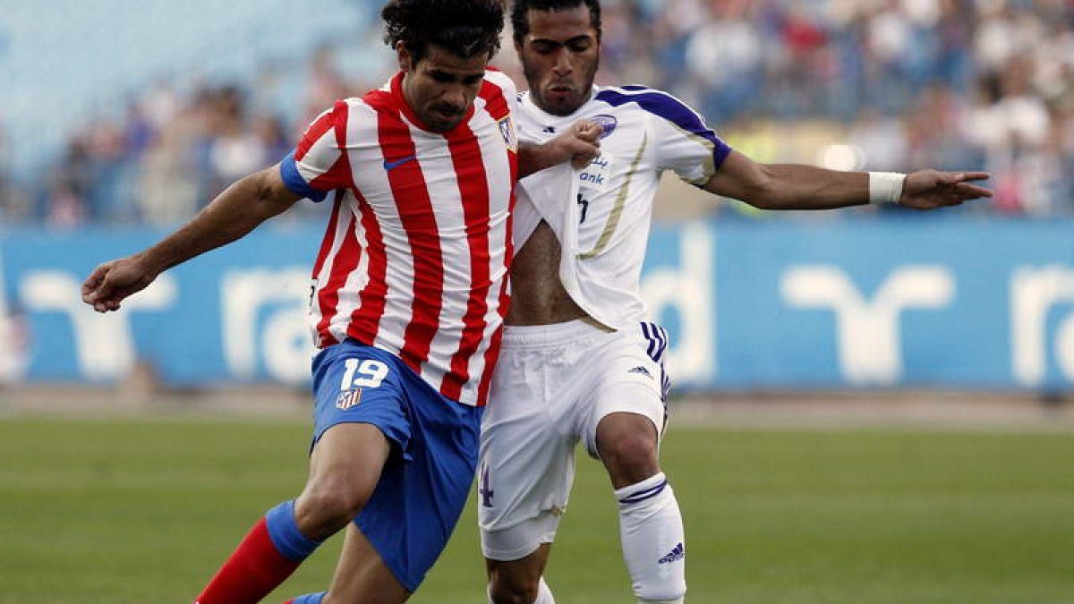 Diego Costa disputa un balón durante el amistoso de ayer.