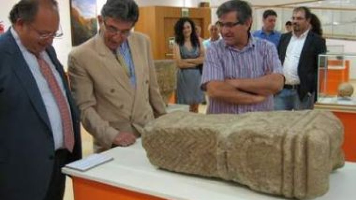 Fernández, el alcalde de Bembibre, Jesús Esteban, y el director del Museo de Bembibre, Manuel Olano,