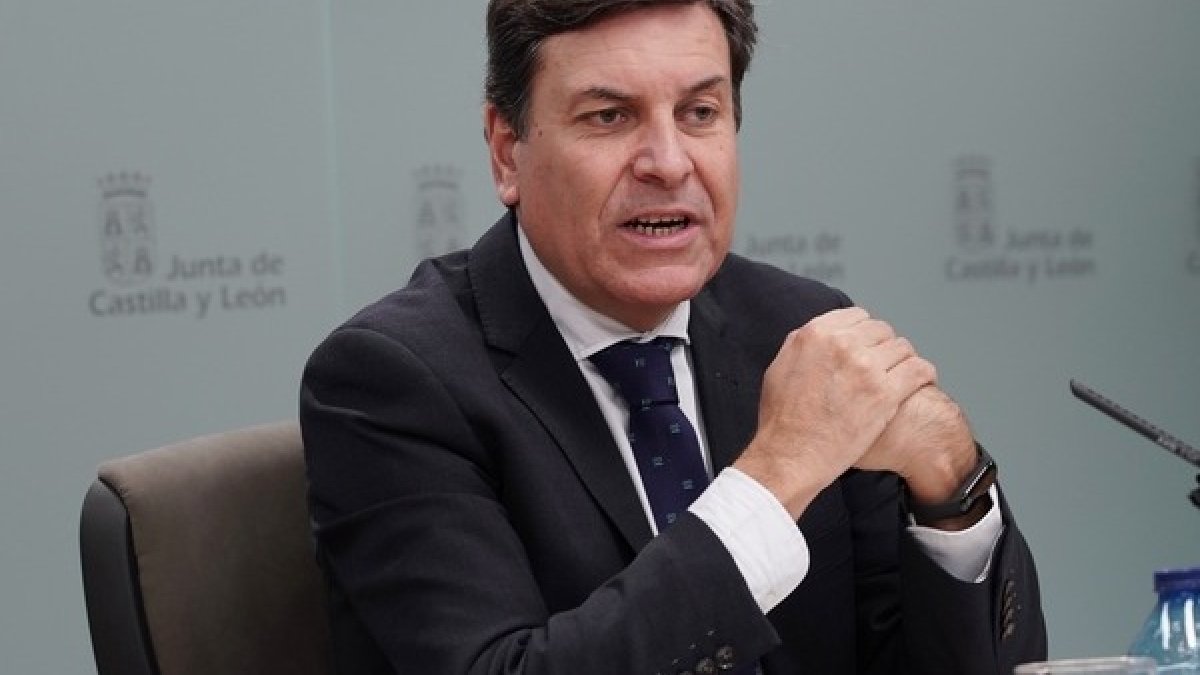 El consejero de Economía y Hacienda y portavoz, Carlos Fernández Carriedo, comparece en rueda de prensa posterior al Consejo de Gobierno. ICAL