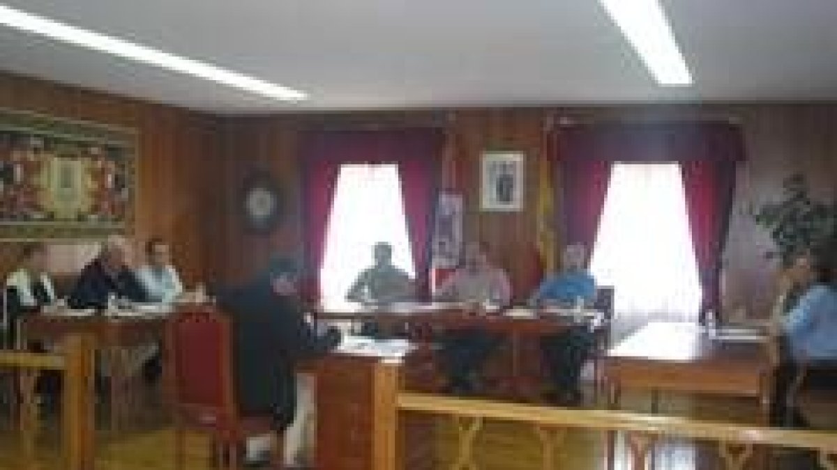 Los concejales del Ayuntamiento durante uno de los momentos del pleno de ayer celebrado en Riaño