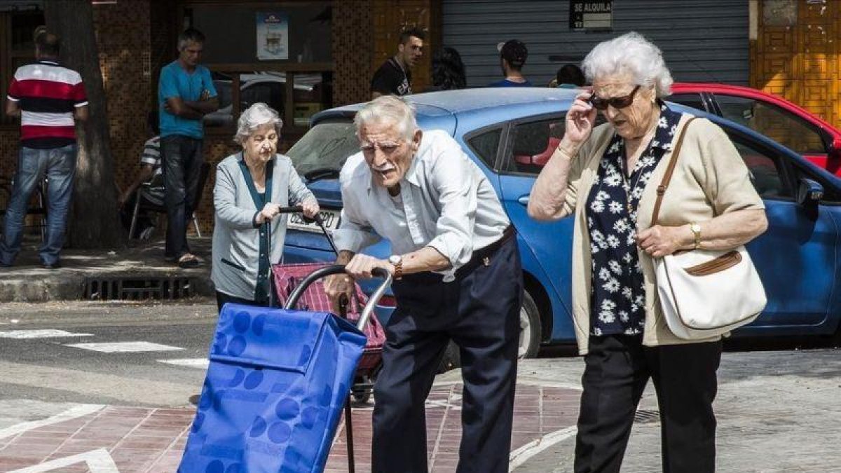 Dos pensionistas en una calle de Valencia.