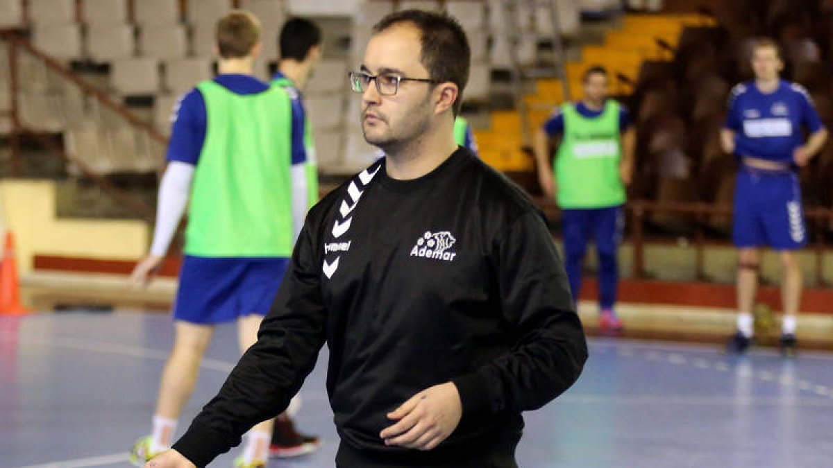 El entrenador del Abanca Ademar, Dani Gordo, durante un entrenamiento en el Palacio.