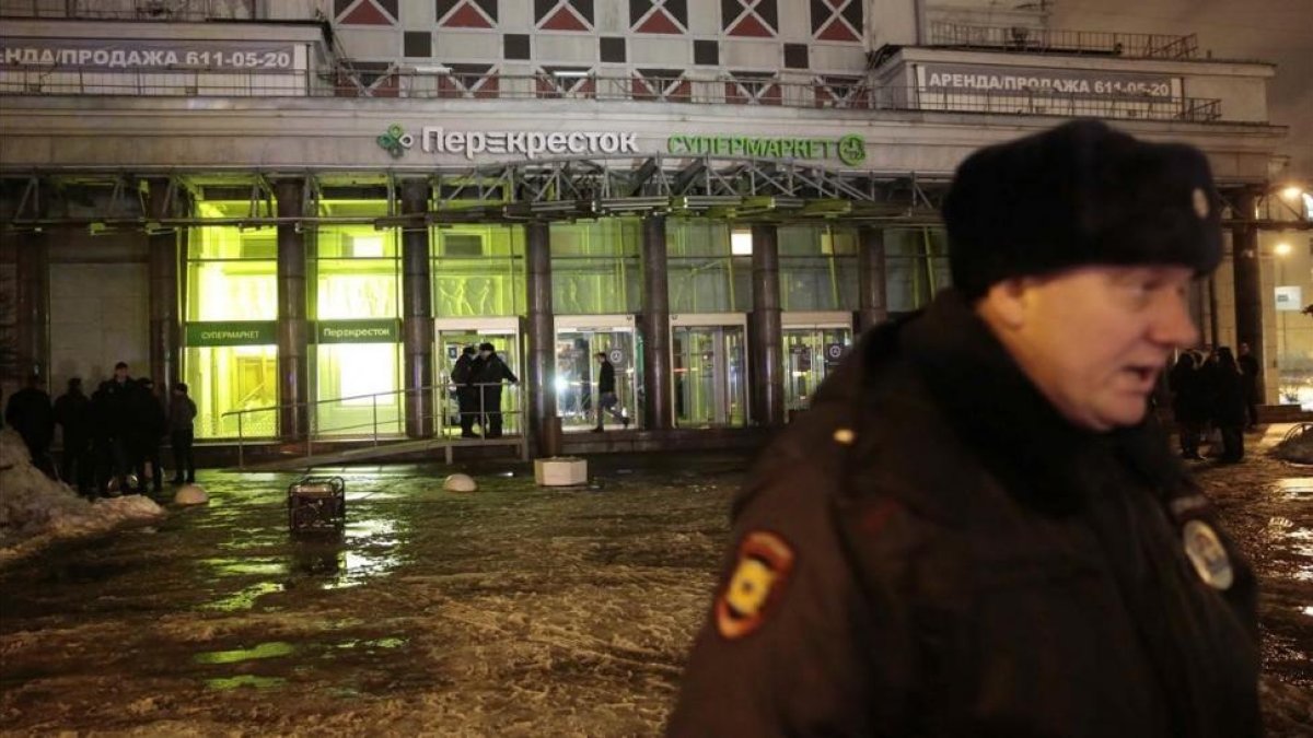 Un policía, cerca del supermercado afectado por la explosión, en San Petersburgo, el 27 de diciembre.