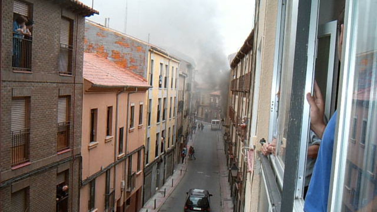 El humo se pudo ver en toda la calle Murias de Paredes