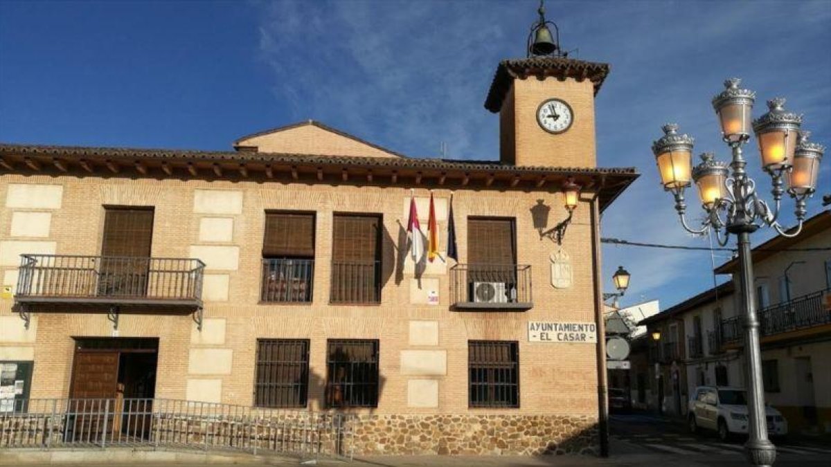 Fachada de el Ayuntamiento de El Casar.