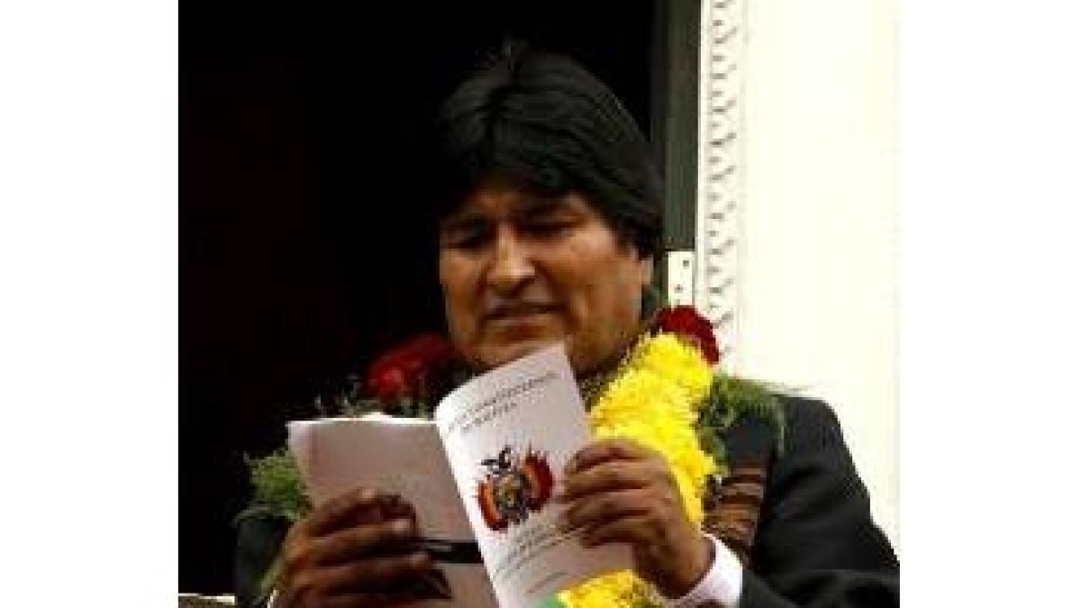 Morales con un ejemplar del texto del proyecto constituciional