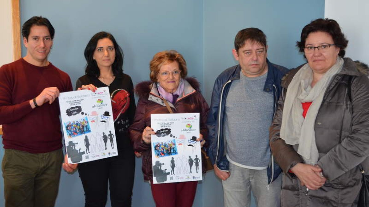 Presentación del ‘photocall’ solidario a beneficio de Alzhéimer León, ayer en el Ayuntamiento. MEDINA