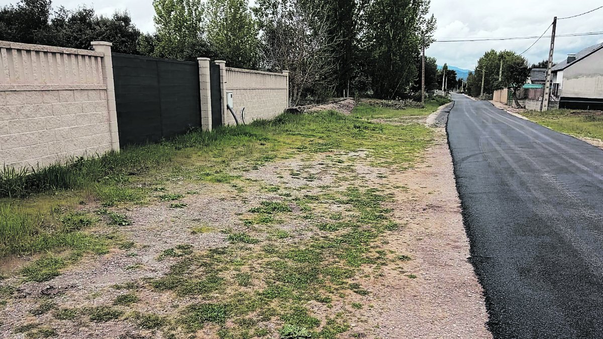 Zona de la travesía de Dehesas en donde el asfaltado no llega a fachadas de otros propietarios. DL