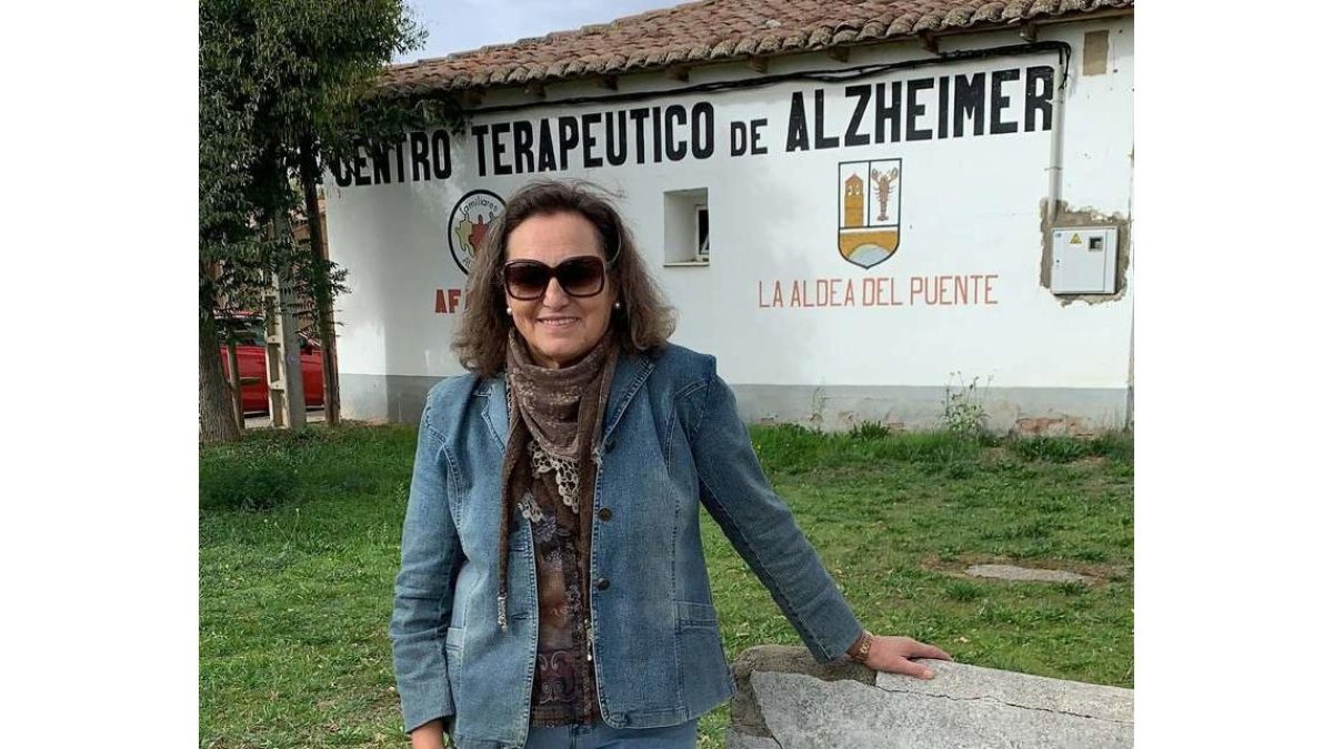 Paulina Nistal, frente al Centro de Alzhéimer de La Aldea del Puente. DL